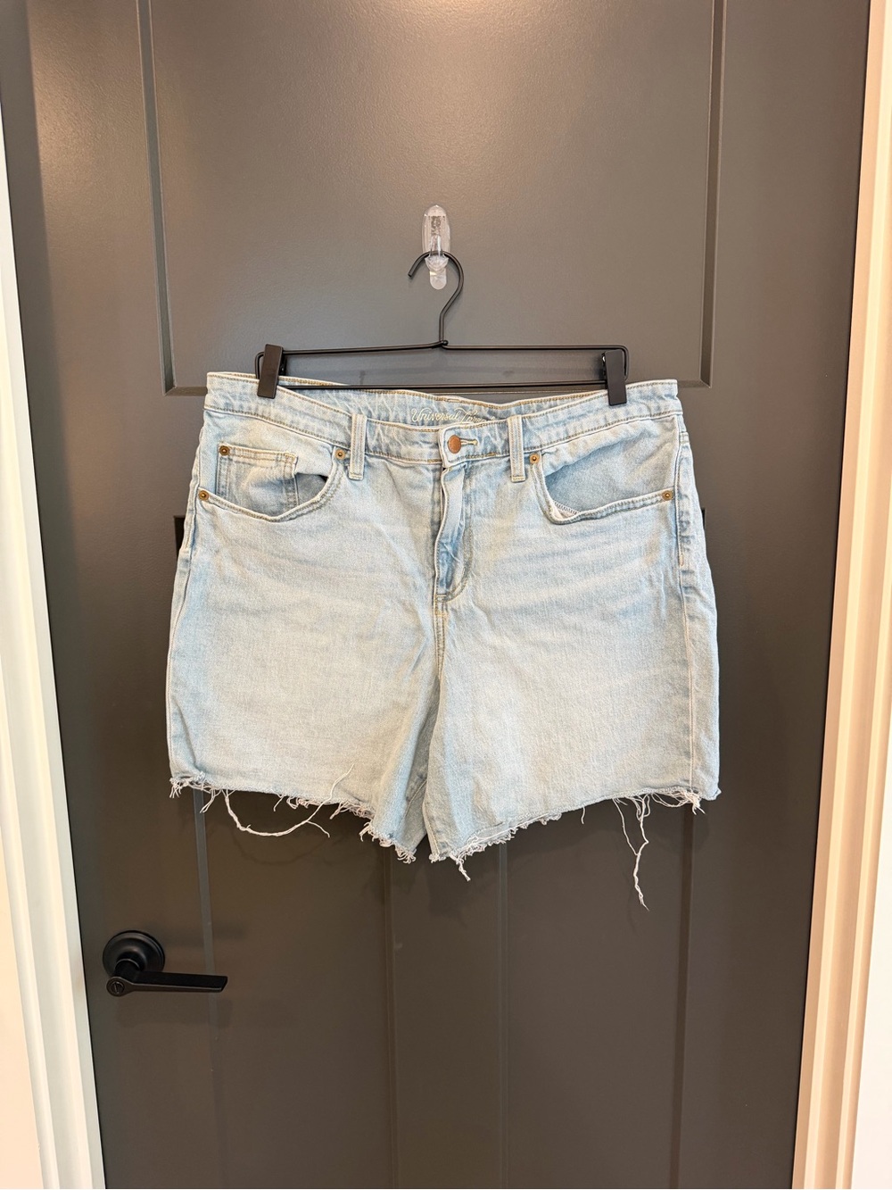 Universal Thread Boyfriend Denim Shorts – Light Wash – Size 16/33